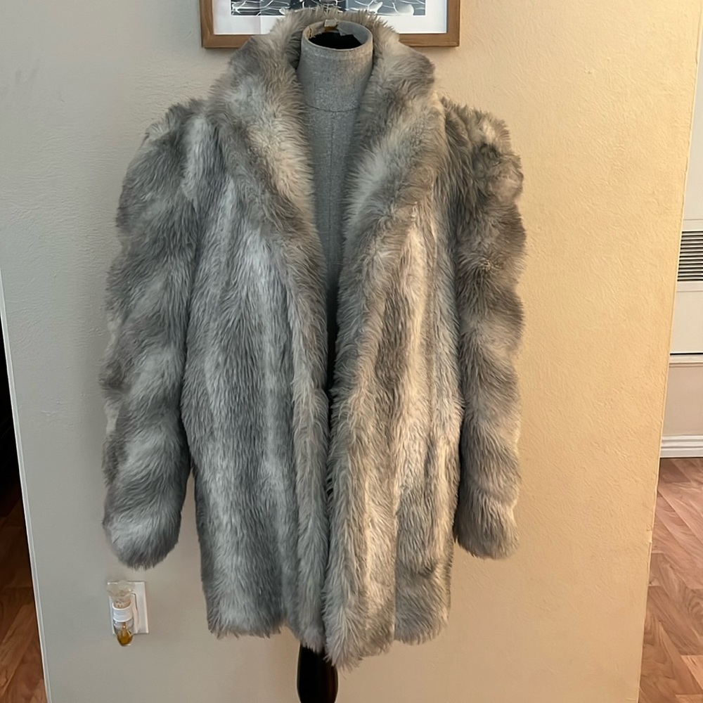 Beautiful warm vintage Saxton Hall coat. Says size 18, fits like a size large.